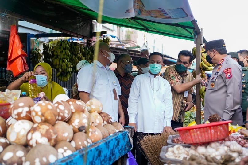 Bersama Kapolda dan Pangdam Tinjau Stok Pangan di Pasar Terong, Andi Sudirman: Alhamdulillah Harga dan Stok Masih Aman